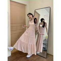 2024夏のピンクのサスペンダーのスカートの女性の春の夏の海辺の白いワンピースの甘いケーキの長いスカートは腰のスカートを収めます。