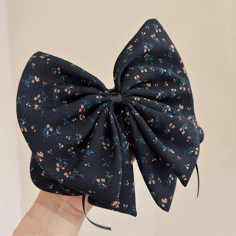 Черный хвостик, цветочный принт