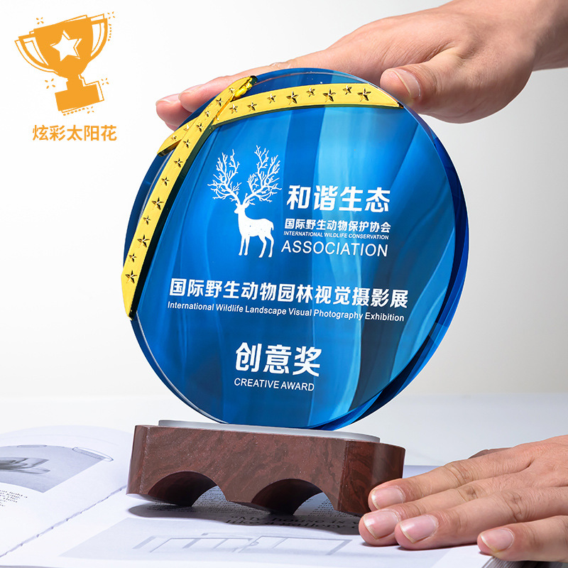 Trofeo de cristal hecho de mármol redondo colorido creativo madera sólida excelente honor del empleado medallas de regalo