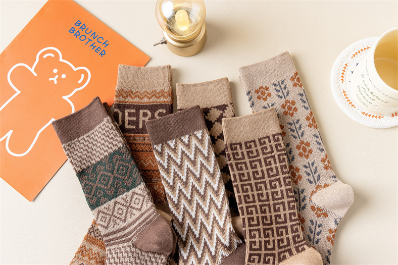 Double-needle, two-way trend, fashionable new women's pile socks, medium length, thickened khaki color wave pattern_voghion.com