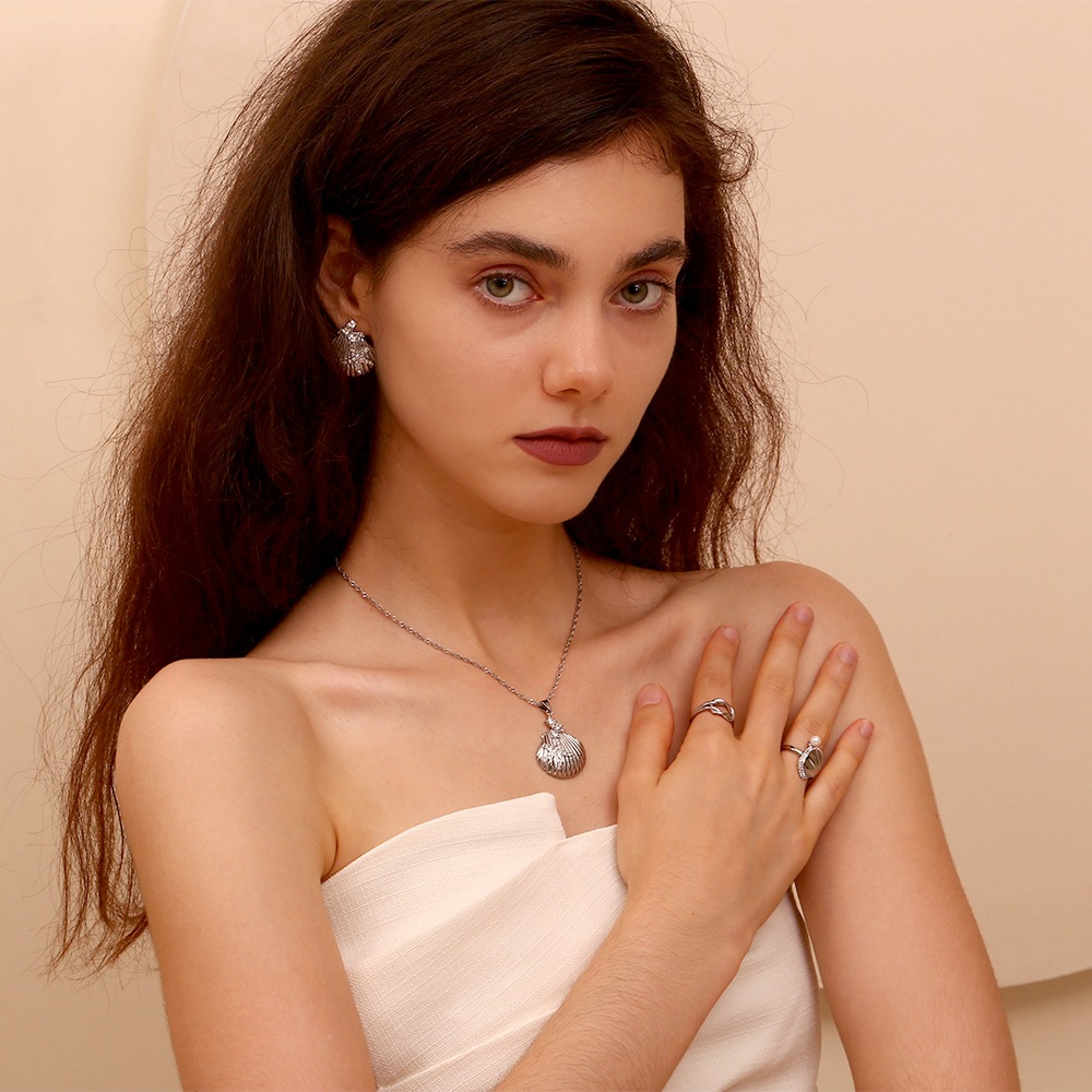 Model Show Scallop Stainless Steel Pendant Necklace