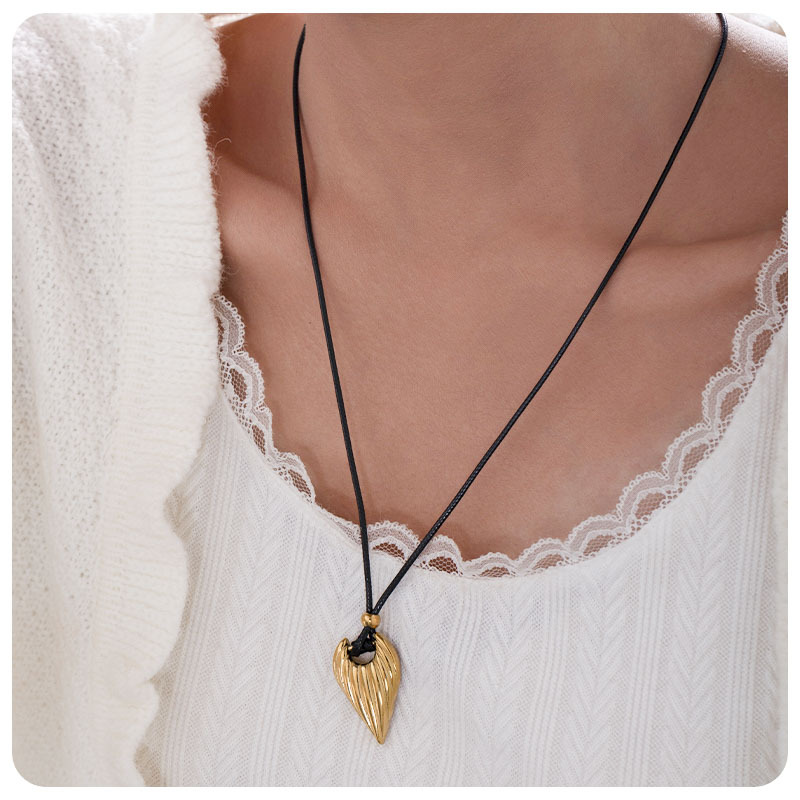TAINA Omei INS transfronterizo 18k oro chapado collar de acero titanio largo ajustable cuerdas negras hojas suéter cadena al por mayor image 3