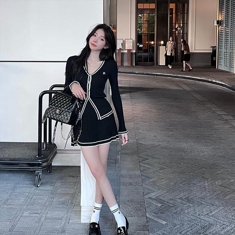 Black suit [Skirt + top]]