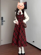 过新年战袍红色背带连衣裙子女秋冬季2025新款高级感穿搭套装长裙