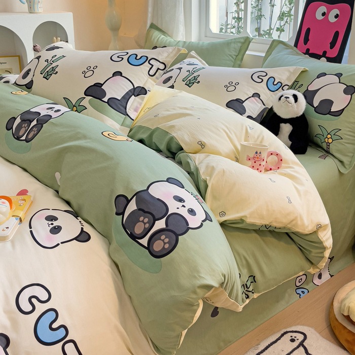 물에서 노는 팬더