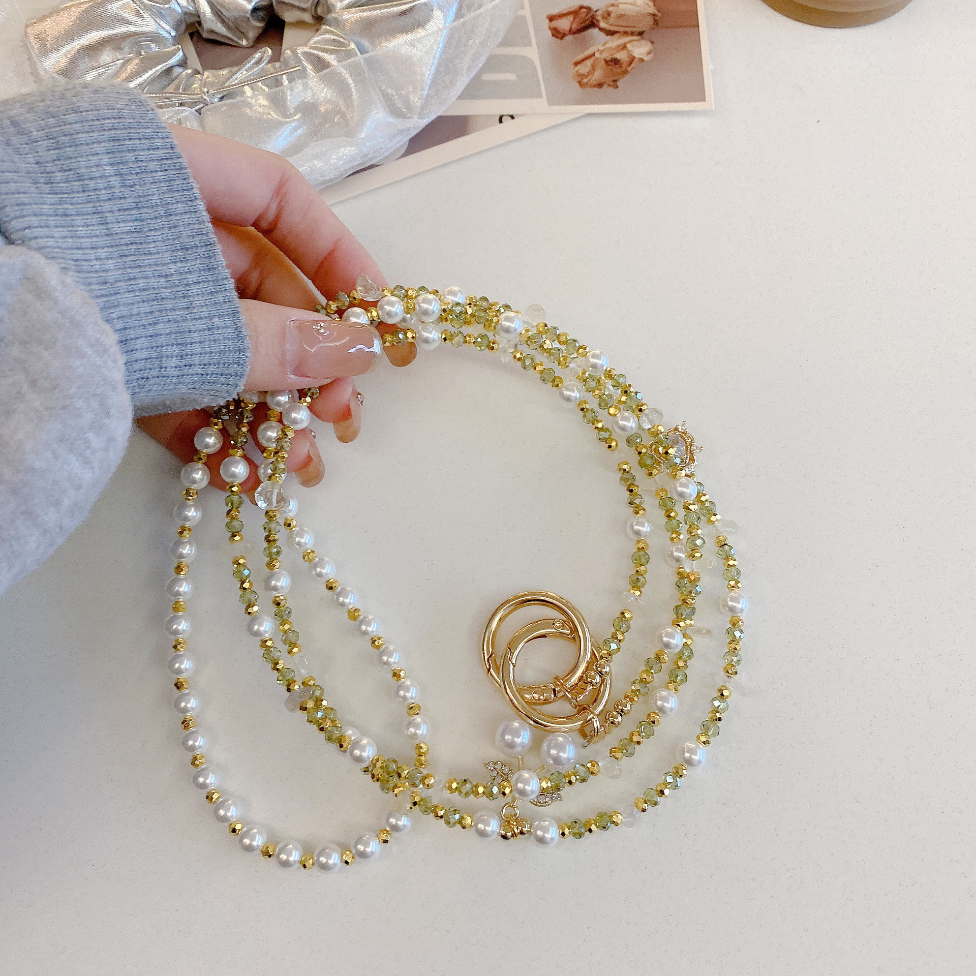 Boutique hecho a mano de alta gama para teléfono móvil cadena larga de cereza pequeña verde oliva cordón de teléfono móvil de moda colgante de mensajero largo