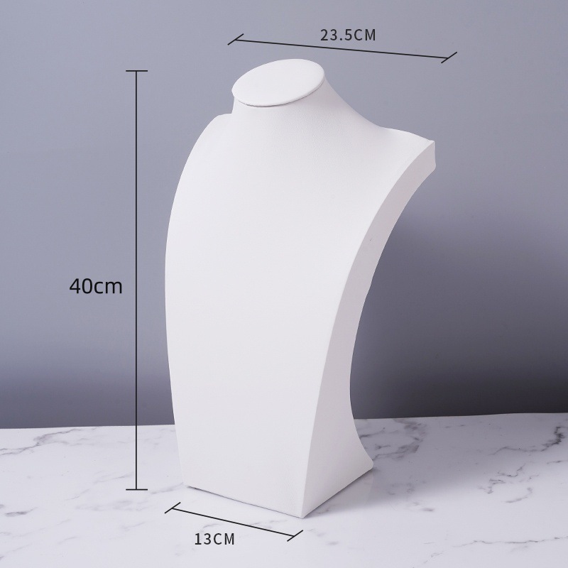 フランネルのネックレスの展示棚の人はモデルのアクセサリー棚のネックレスの首の型のカウンターの陳列道具のネックレスの棚のようです。|undefined