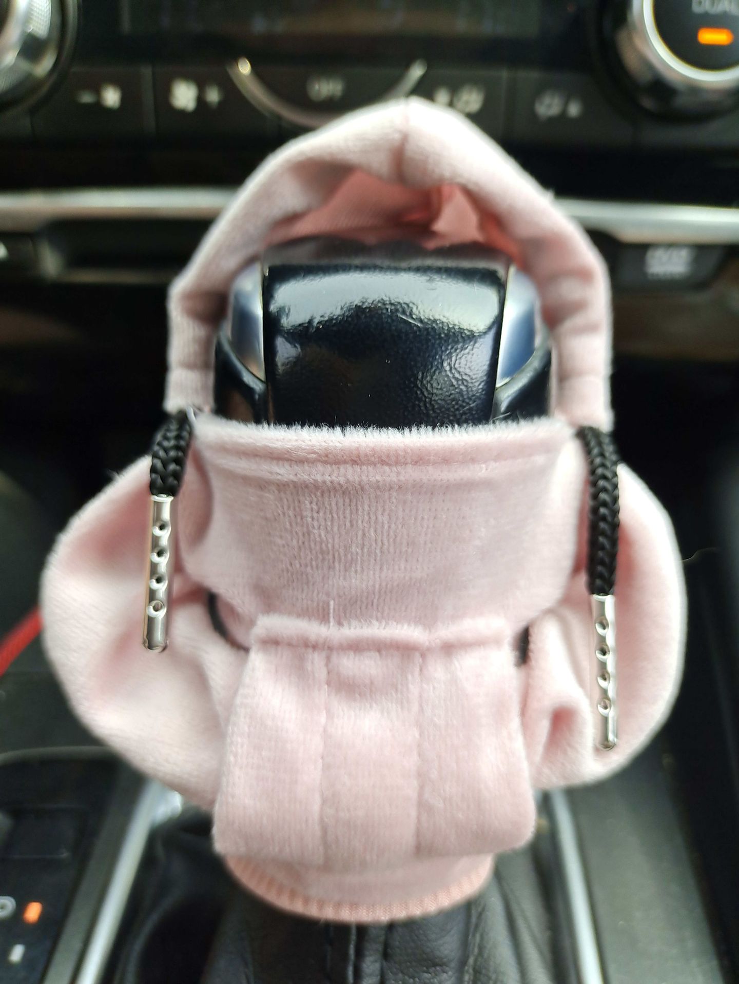 Transfronterizo nuevo creativo coche palanca de cambios con capucha cubierta pequeño suéter decoración palanca de engranajes con capucha decoración al por mayor en stock