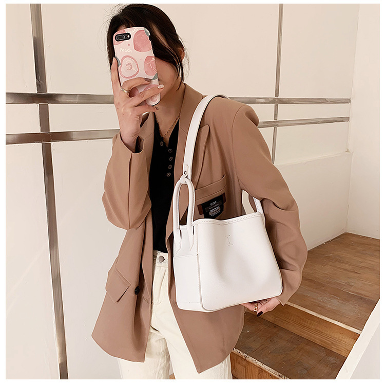 Women's Small All Seasons Pu Leather Solid Color Basic Bucket Magnetic Buckle Tote Bag display picture 4