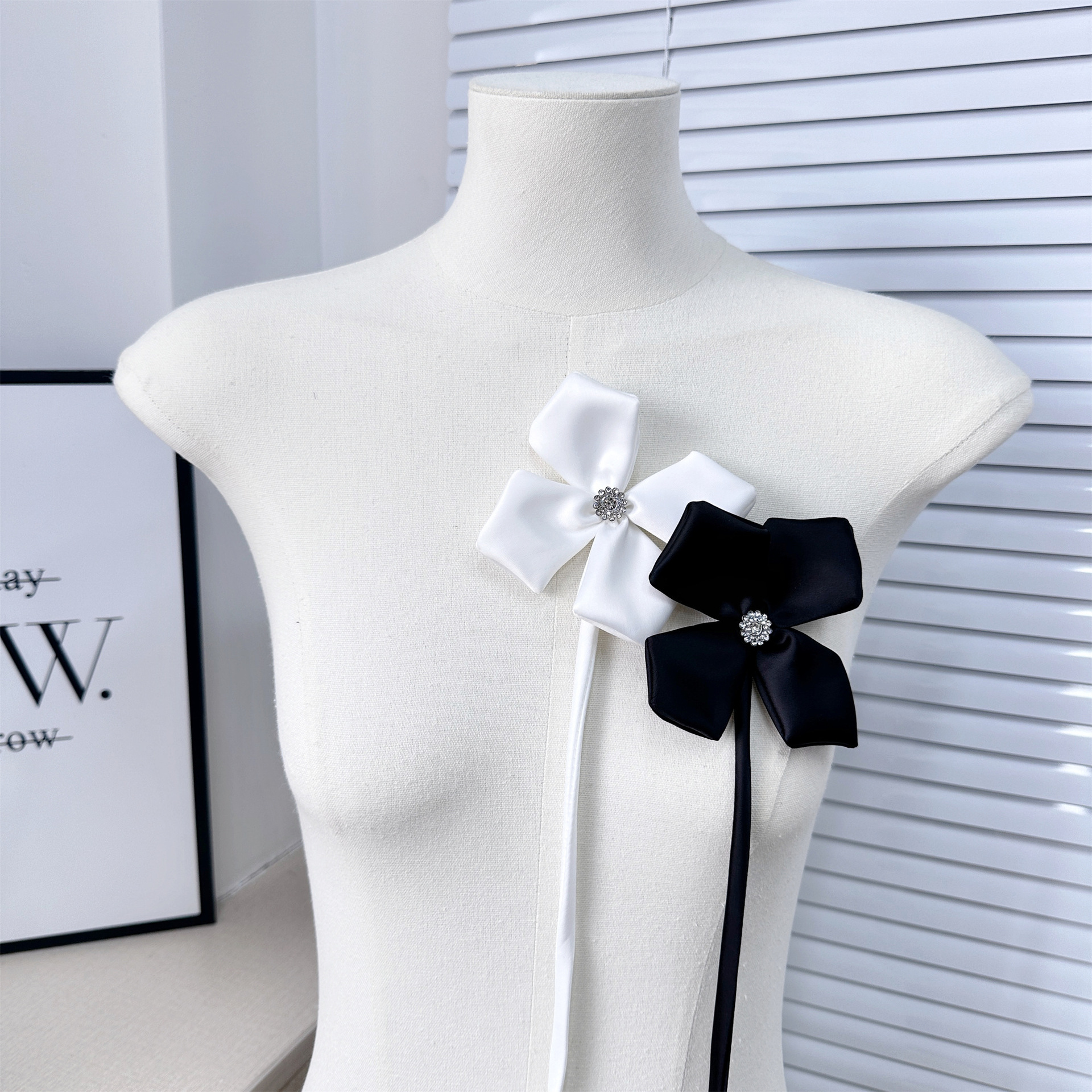 Venta caliente de cuatro hojas flor del trébol flor decorativa con PIN blanco y negro tela de satén DIY joyería Ropa Accesorios del vestido
