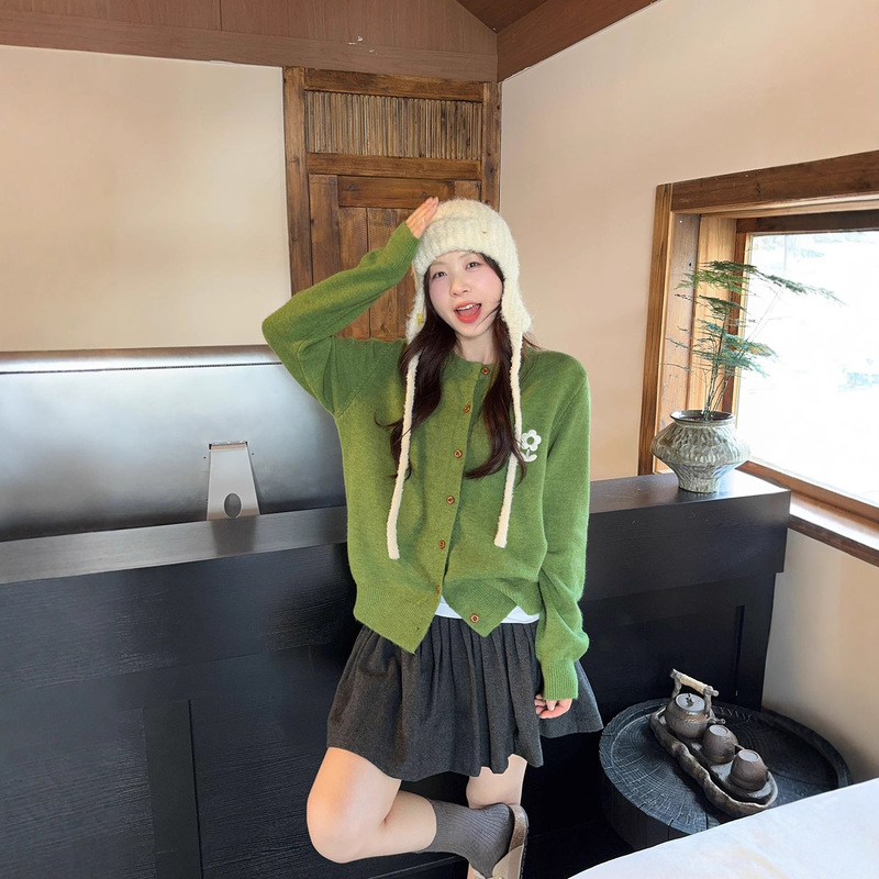 【Yang Rong Shijia】New Retro Green Floral Embroidery Long-Sleeve Knit Cardigan for Women, Unique and Versatile, Slimming Effect