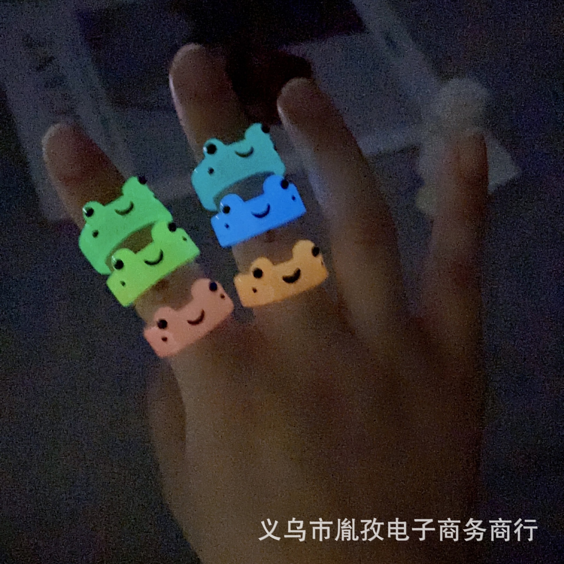 Rana luminosa anillo de resina transfronteriza Venta caliente colorido personalizado animal dibujos animados lindo anillo de dedo Rana solitaria
