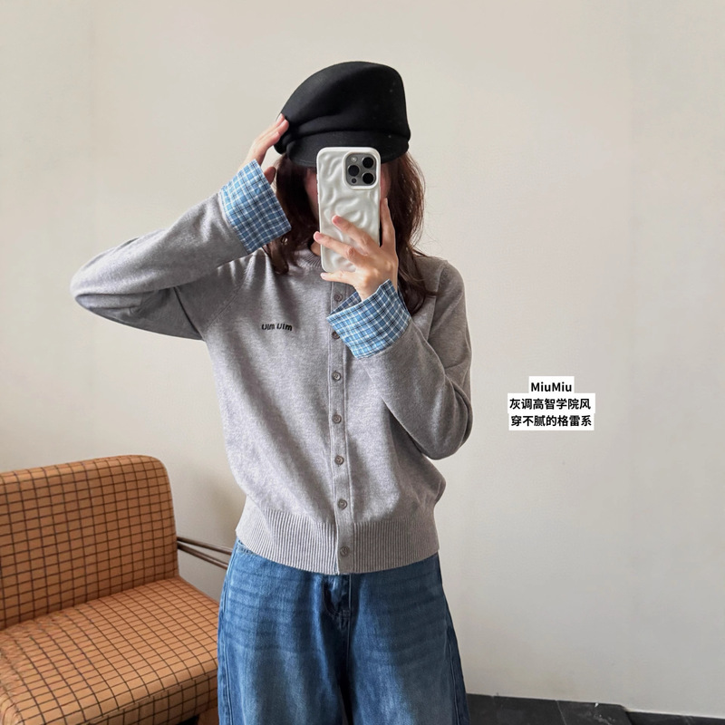 Correct Version Miu Same Style Knitted Plaid Contrasting Color Stitching Preppy Style Round Neck Cardigan Sweater Jacket Ready for Sale Correct Version Miu Same Style Knitted Plaid Contrasting Color Stitching Preppy Style Round Neck Cardigan Sweater Jacket Ready for Sale