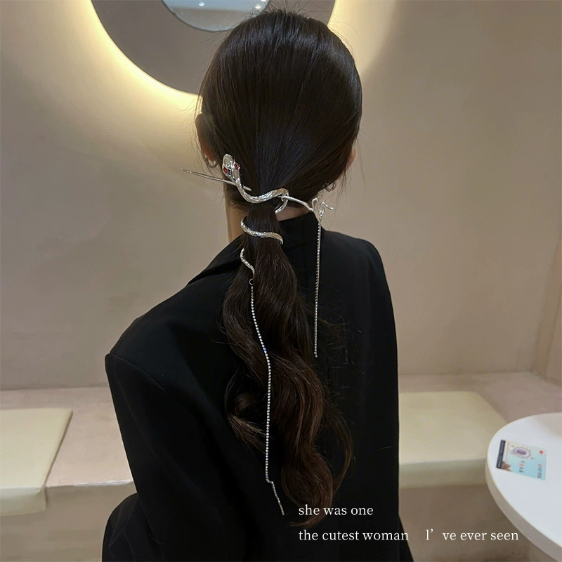 Красноглазая змеиная волосатая булочка женского темперамента