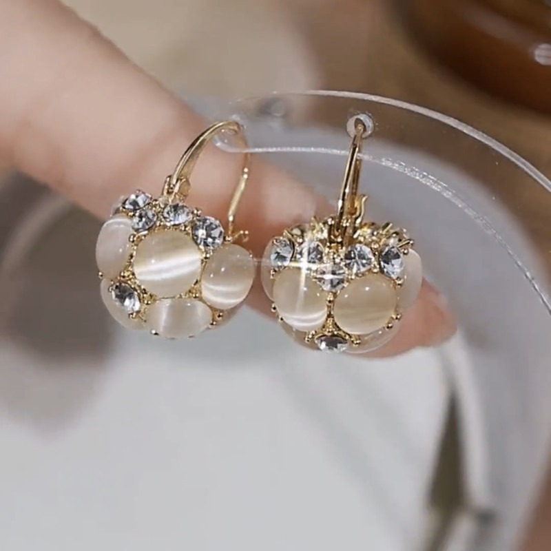 Pearl and crystal earrings for women, fashionable, versatile, high-end, elegant, and sophisticated, a popular jewelry item.