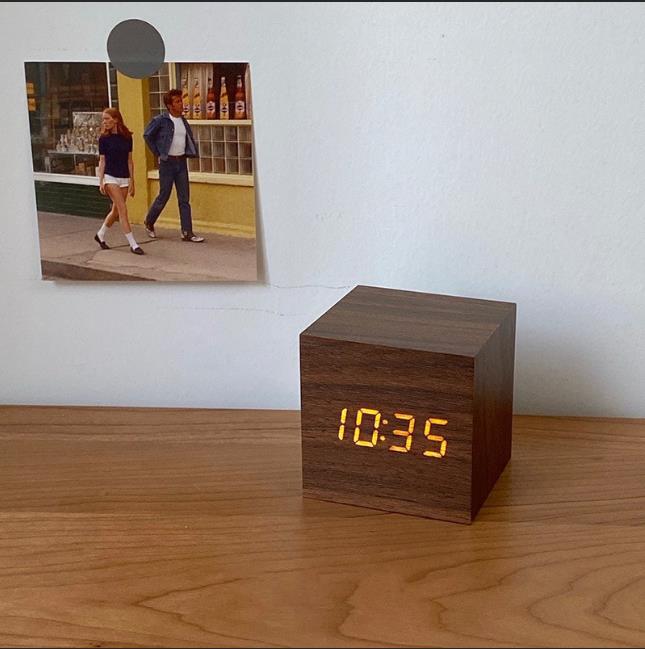 Creativo controlado por voz LED reloj de madera multifuncional despertador de madera regalo del estudiante reloj electrónico reloj de escritorio de fábrica al por mayor