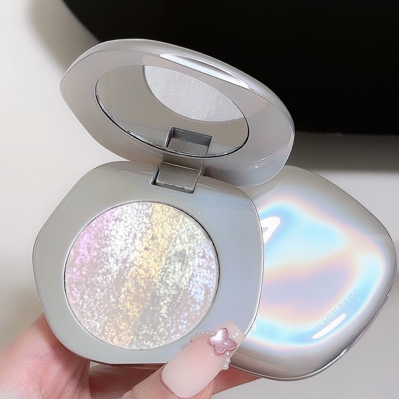 INSFANY Shell Highlight Sparkling Clear Face Brightening and Modifying Natural Three-dimensional Eye color-changing glitter Powder Eyeshadow undefined