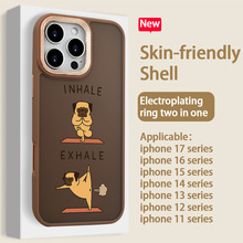 哈巴狗瑜伽主题图案，大孔金属框磨砂手机壳，适用苹果iPhone17~1