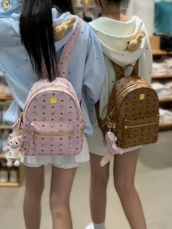 Böyük tutumlu unisex çanta, monogram çap və qaynaqlı dizayn