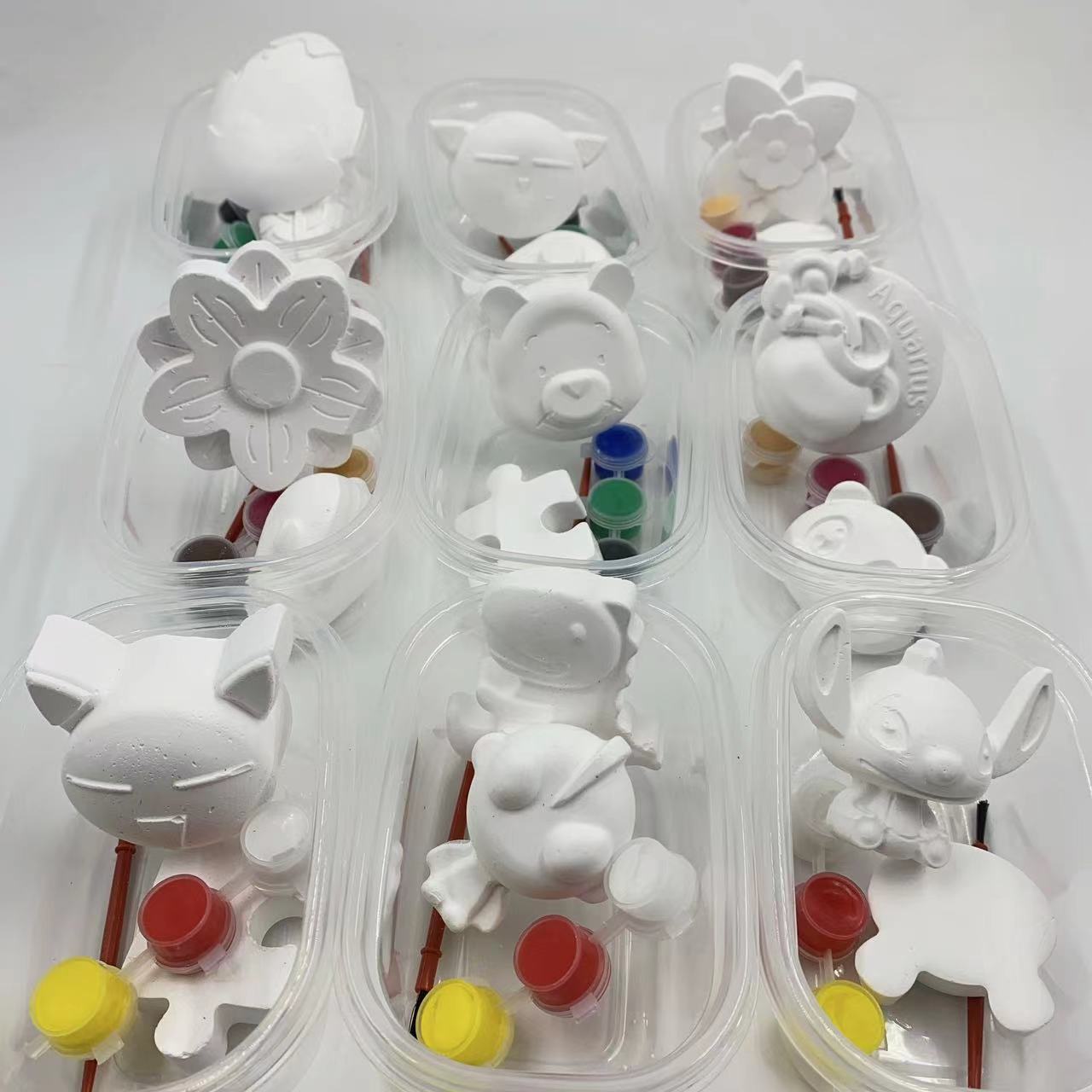 Los niños de yeso pintado muñeca DIY para colorear yeso creativo pintura puesto al por mayor en caja Graffiti 2 yuanes