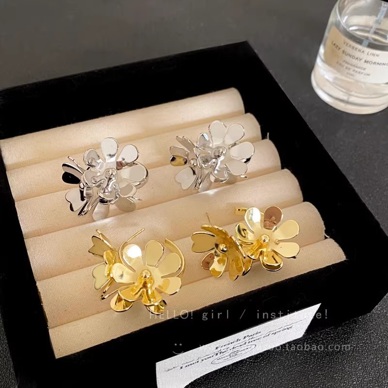 Orecchini a lobo fiore in argento per donna gioiello primavera_voghion.com