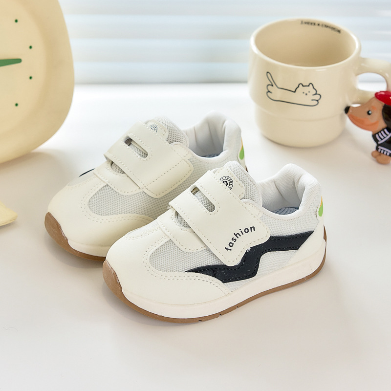 2026 primavera y otoño zapatos para niños respirables zapatos deportivos para niños pequeños y medianos convenientes velcro zapatos de correr bebé en stock