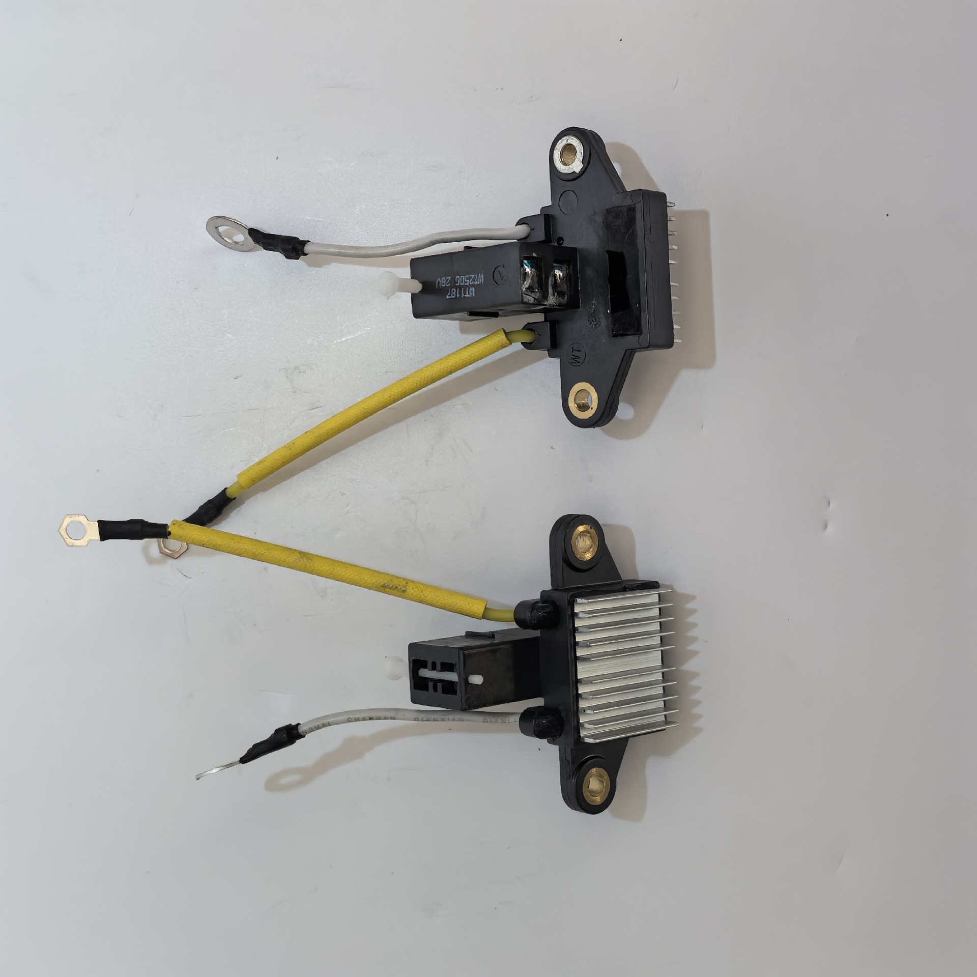 Spot New Weichai Petola Jfz2110-W Diesel Engine 28V120A Automotive Generator Regulator Manufacturer