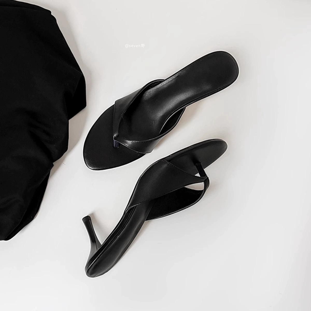 Готовая версия ~ Туфли на высоком каблуке для женщин, универсальные сандалии-стринги, верхняя одежда в стиле ретро с круглым носком и открытым носком, простые шлепанцы.