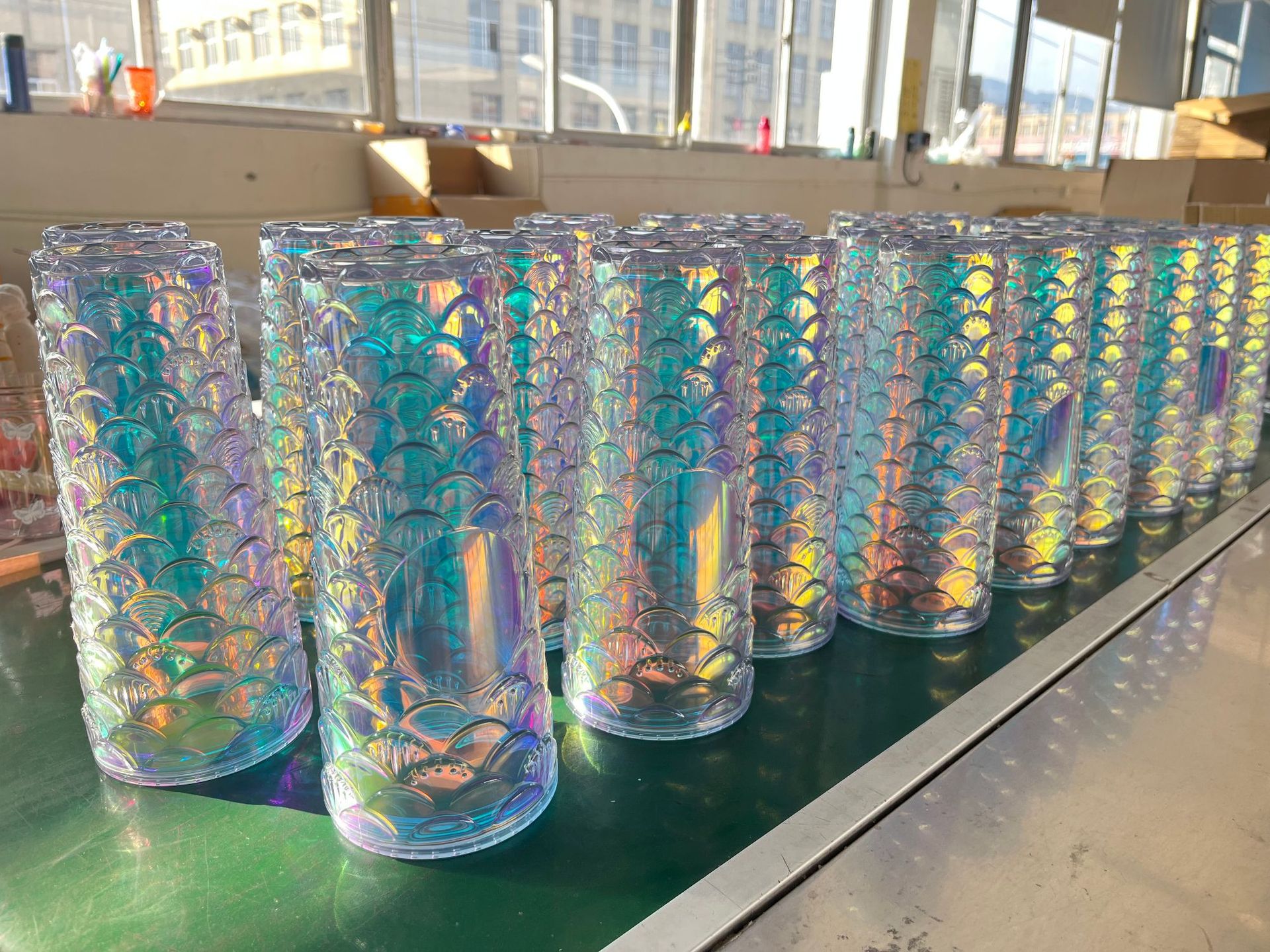 跨境榴莲杯幻彩渐变塑料鱼鳞杯大容量毛毛虫杯双层塑吸管杯