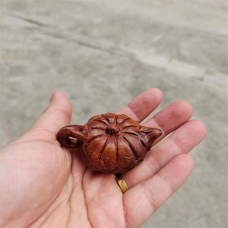 ラオスの黄花梨の木はミャンマーの花梨を彫刻します。|undefined