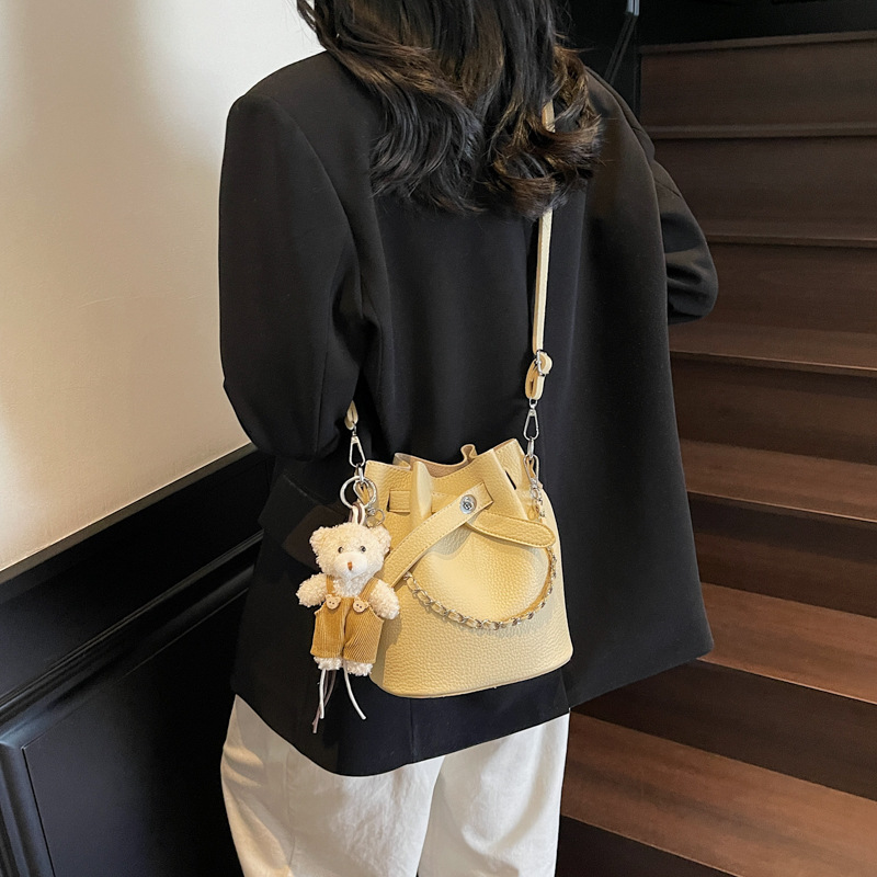 2025 nuevo estilo estilo caliente bolso de cubo coreano bolso de hombro de alto valor para mujer bolso de mensajero simple casual de todo fósforo