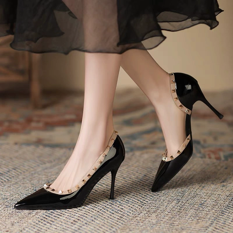 Новые туфли из лакированной кожи с заклепками и вырезом по бокам, на шпильке, элегантные нюдовые туфли на высоком каблуке, уникальный дизайн для мужчин, коллекция Весна/Лето 2025