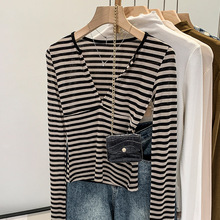 风情万种的纯欲辣妹V领条纹长袖T恤女装潮2025秋季新款内搭打底衫