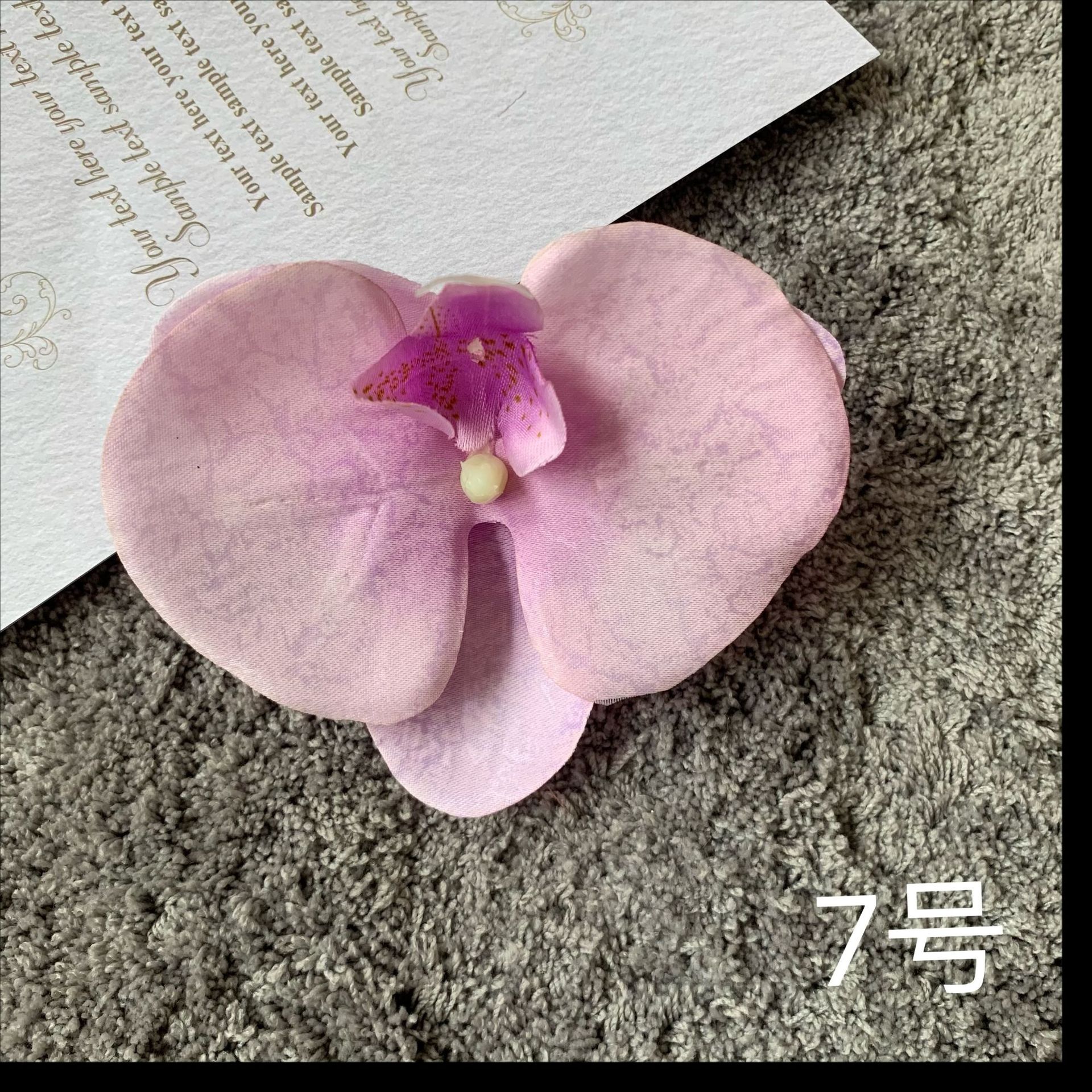 연한 보라색 분홍색
