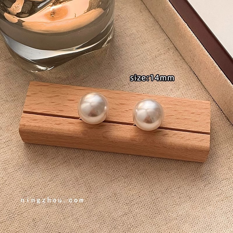 Pendientes de perlas, pendientes de estilo caliente, lujo ligero, pendientes simples de celebridades de Internet, accesorios de Yiwu, venta al por mayor