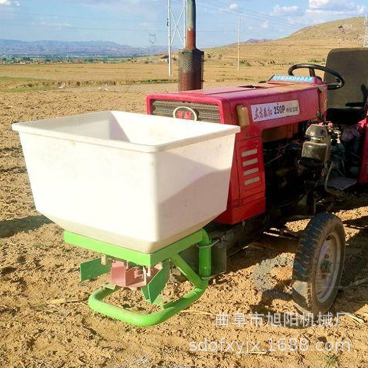 家用12V电动撒化肥机三轮车后挂式施肥器小四轮前置撒播机厂家