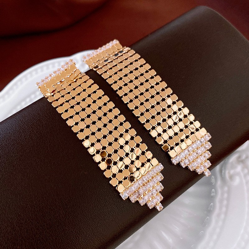 Aguja de plata MEDIADOS DE-antigua flor redonda borla pendientes de metal retro europeo y americano elegante luz pendientes de lujo al por mayor para las mujeres