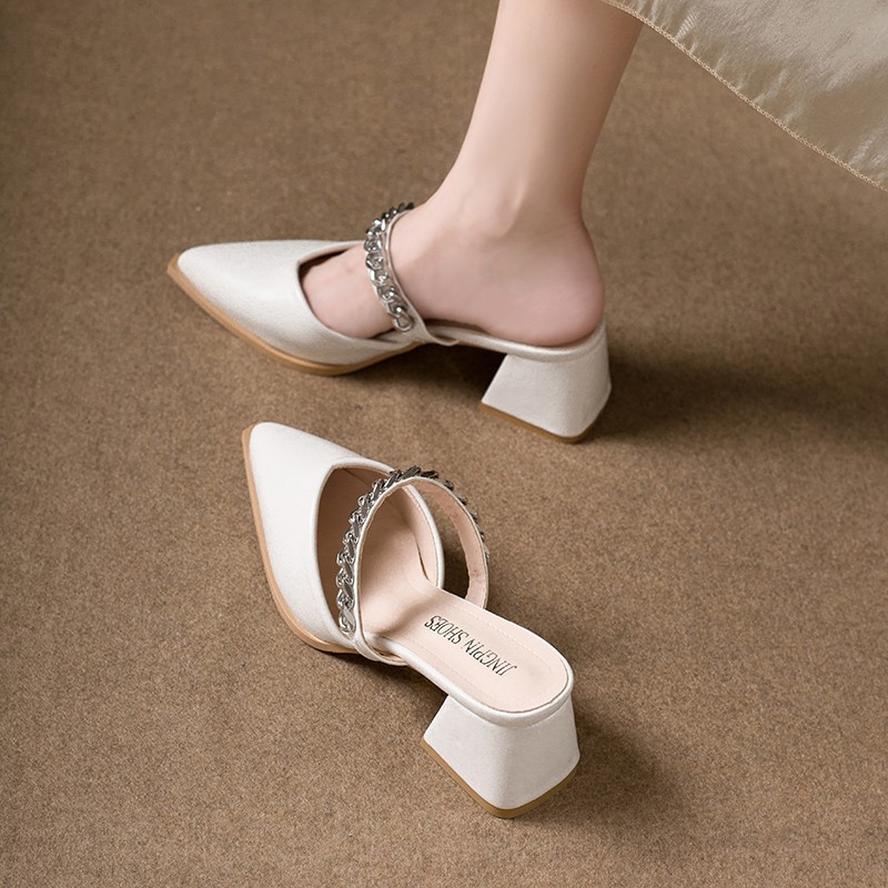 Fashionable women's slippers made of patent leather pointed-toe