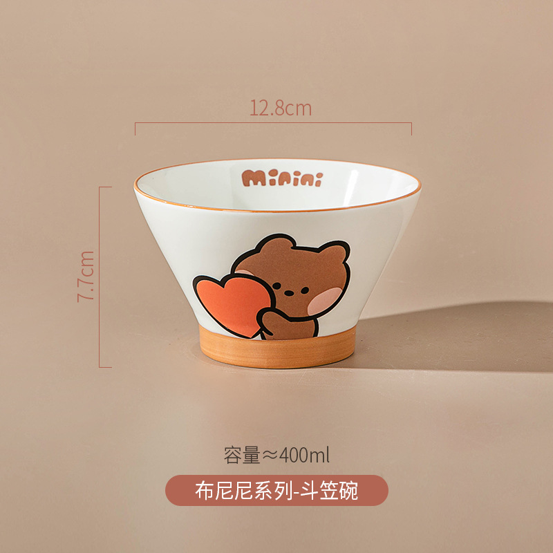 ブラウン熊はハンドル付きの陶磁器焙煎チーズグラタンを持っています。|undefined