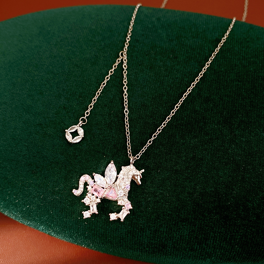 Collar de pony de piedra rosa ligero de lujo nicho cadena de clavícula de alta calidad exquisita conjunto de joyería al por mayor