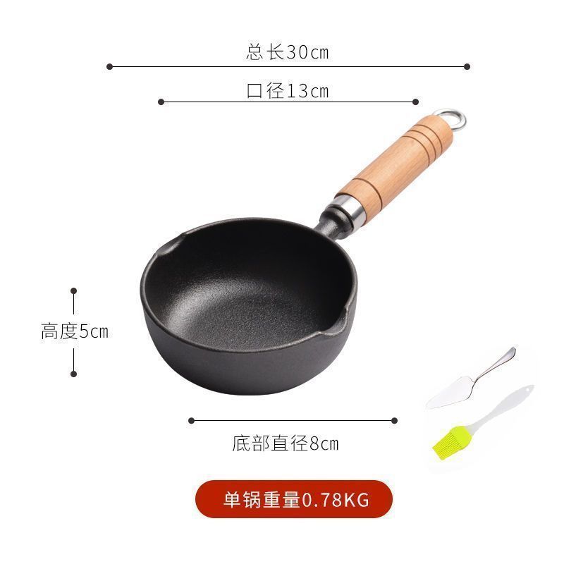 油をかけた鍋の熱い油をかけた専用の鍋鋳鉄は卵焼きのフライパンを深めて油をかけた専用の鉄鍋です。|undefined