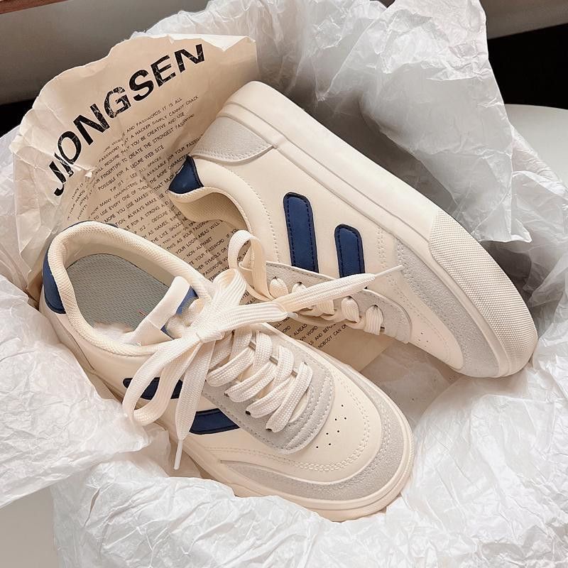 Nicho de diseño de zapatos blancos para mujeres 2025 primavera y otoño nuevos zapatos de skate de estudiantes de suela gruesa zapatos de mujer zapatos de mujer