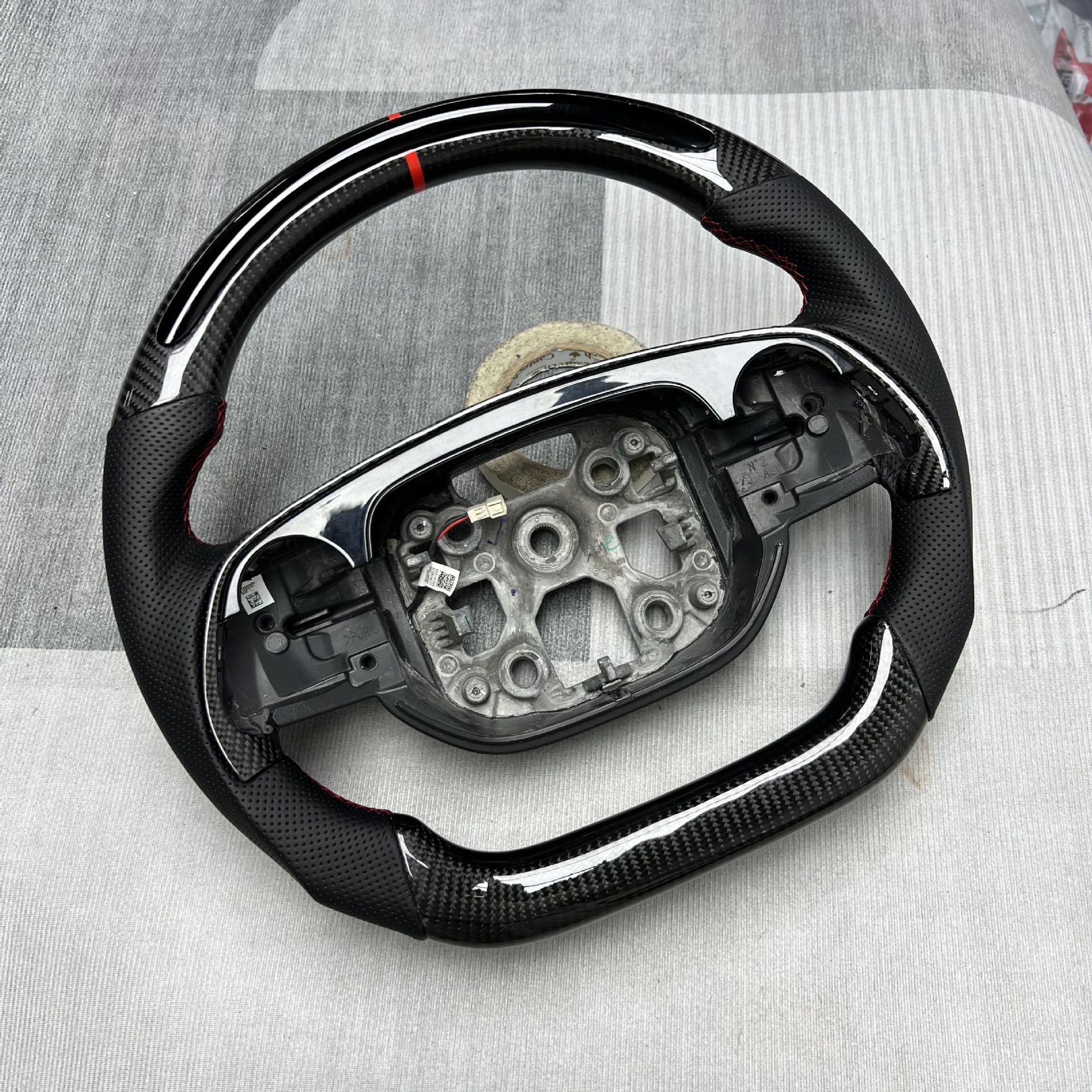 Car Carbon Fiber Steering Wheel Customization Is Suitable for Xpeng Car Interior Steering Wheel Assembly Upgrade and Modification Processing