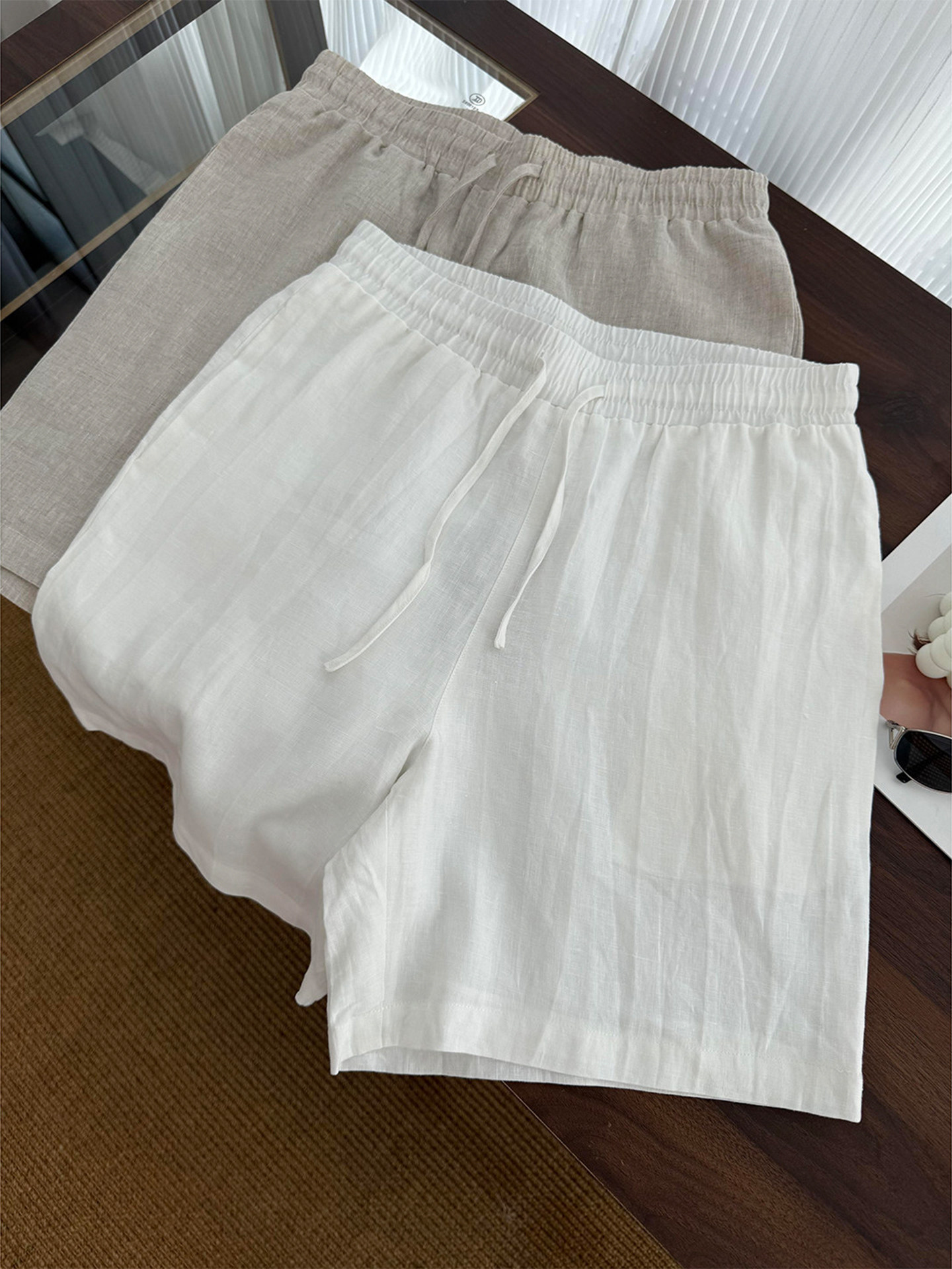 White old money style linen shorts for men, summer thin breathable casual beach shorts, relaxed fit quarter-length pants