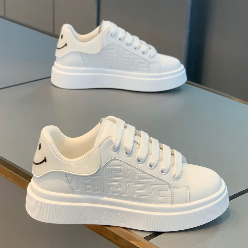 Zapatos nuevos de hombre para la primavera de 2026, zapatos blancos transpirables, zapatos deportivos de suela gruesa modernos y versátiles para estudiantes masculinos, zapatillas casuales.