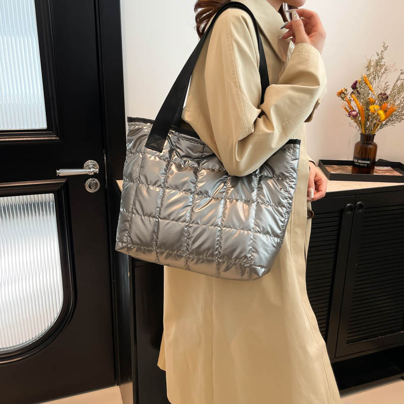 Bolsas de invierno de gran capacidad de aire extranjero 2024 nuevo bolsas de ocio rojas de alta calidad bolsas de algodón bolsas de mano bolsas de mano