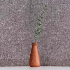 木の手は花器を作って花瓶を挿します。