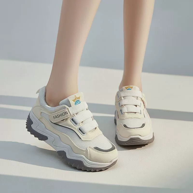 Волшебная наклейка увеличивает легкую и дышащую женскую обувь сетка 2024 новая летняя белая обувь повседневная спортивная обувь