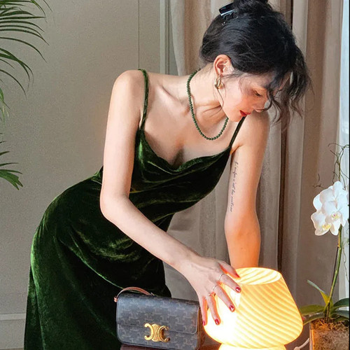 French waist-cinch camisole dress for women, autumn retro medium-length skirt, velvet versatile base dress