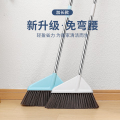単一のほうきは家庭用の大きいサイズの延長棒の柔らかい毛のほうきの長い柄を持って腰をかがめないで、髪をつけないでほうきを掃きます。